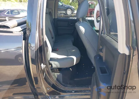 2017 Ram 1500 Express 4X4 6'4 Box z USA, uszkodzony, nr VIN 1C6RR7FT3HS840109